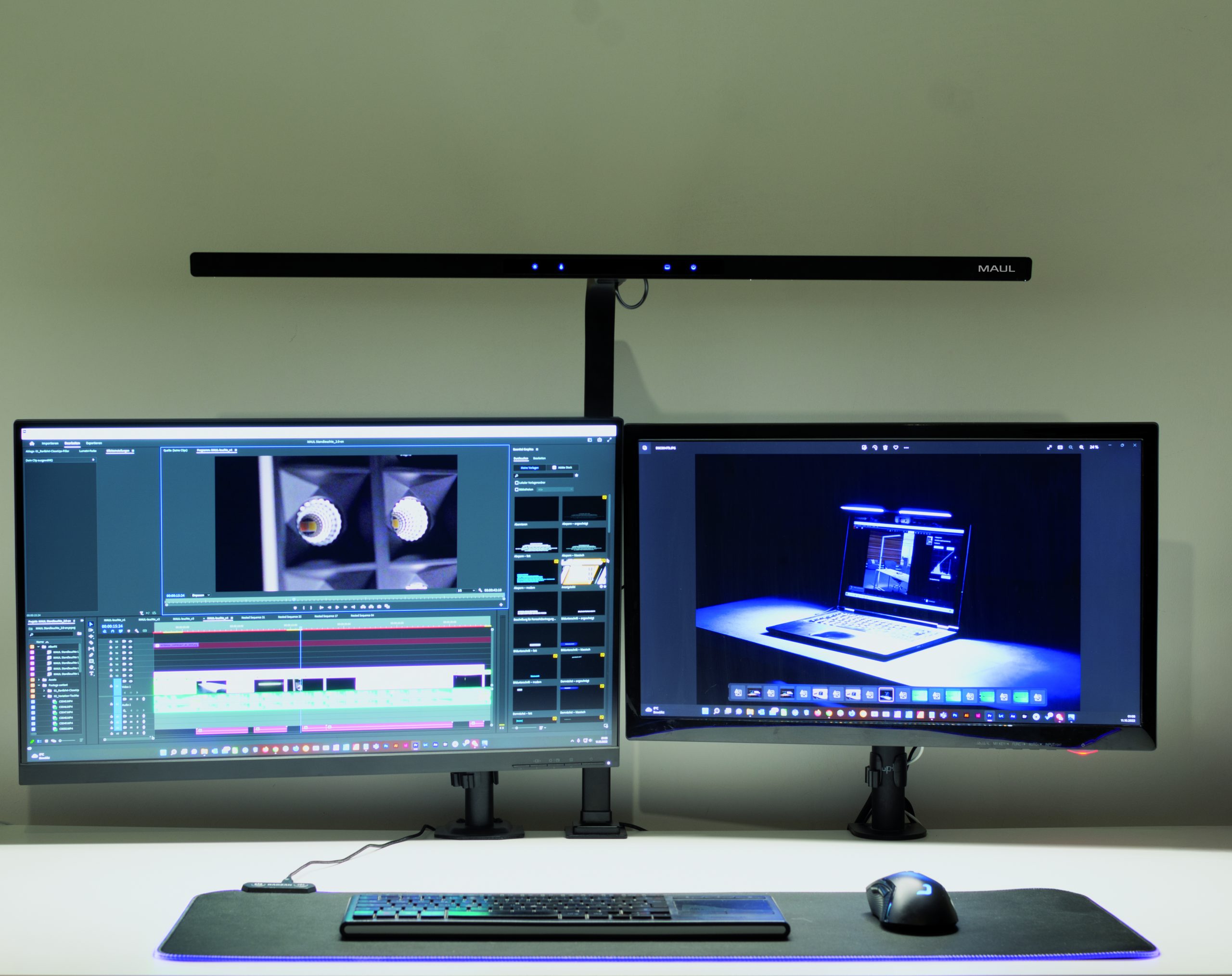 MAULgate LED-Monitorleuchte an zwei Monitoren – breite blendfreie Ausleuchtung